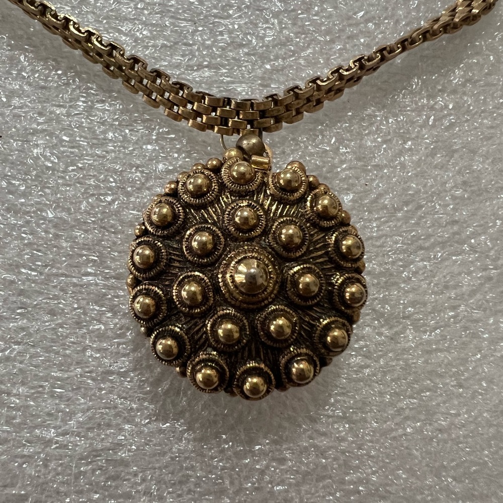 Lisner Rare Gold plated Locket Necklace Antique design in both sides - Picture 4 of 14